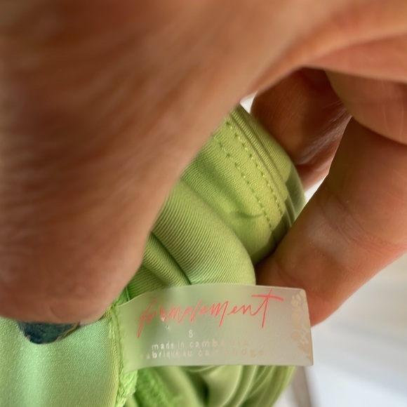 FREE PEOPLE MOVEMENT CRISS CROSS WAIST CROPPED LEGGINGS GREEN SIZE SMALL - Picture 7 of 9